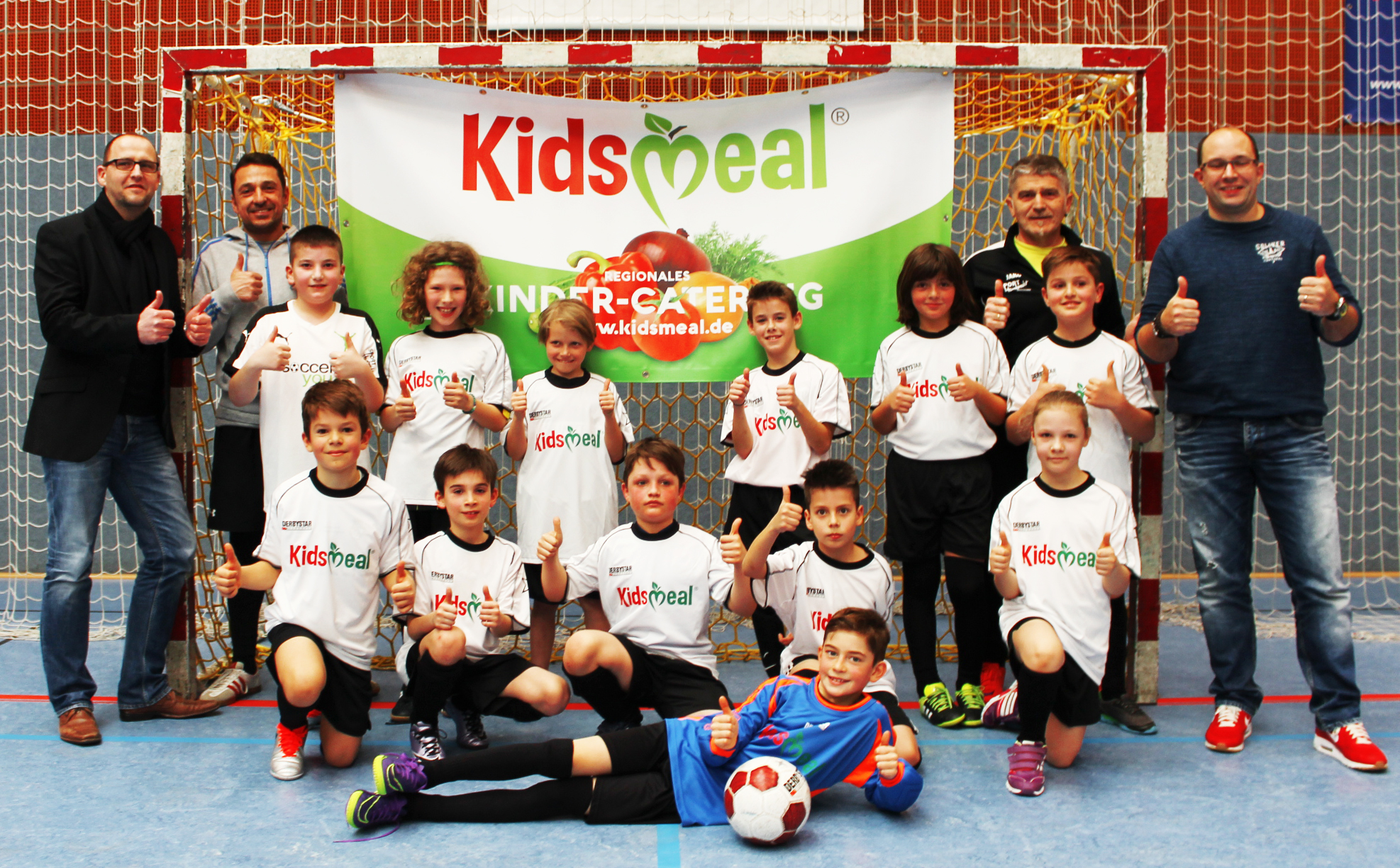 Kidsmeal übergibt Gewinnertrikots der SoccaDuell-Meisterschaft Wiesloch!